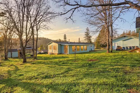 235 Ann Roy Dr, Grants Pass, OR 97527