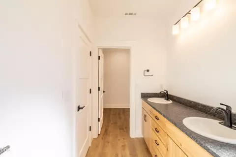 Bath - 405 Cece Ln, Cave Junction, OR 97523 photo 1 of 5