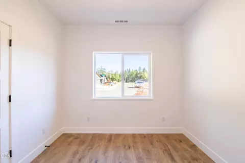 Bedroom - 405 Cece Ln, Cave Junction, OR 97523 photo 6 of 6