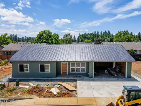 405 Cece Ln, Cave Junction, OR 97523