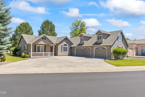 3790 SW Gene Sarazan Dr, Redmond, OR 97756