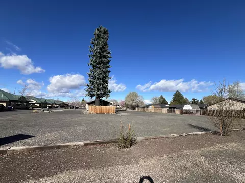 2329 SW Glacier Pl, Redmond, OR 97756