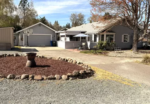 2200 Mayfield Dr, Grants Pass, OR 97527