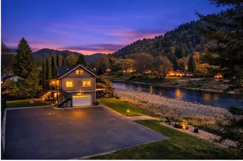 461 Fielder Ln, Grants Pass, OR 97526