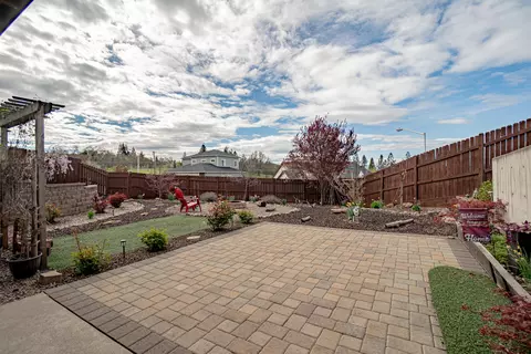 Exterior - 1050 Azure Way, Eagle Point, OR 97524 photo 5 of 8