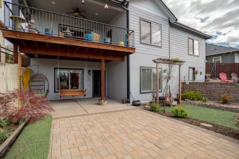 Exterior - 1050 Azure Way, Eagle Point, OR 97524 photo 6 of 8