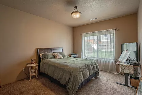 Bedroom - 1050 Azure Way, Eagle Point, OR 97524 photo 3 of 4
