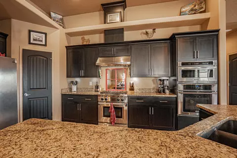 Kitchen - 1050 Azure Way, Eagle Point, OR 97524 photo 5 of 6