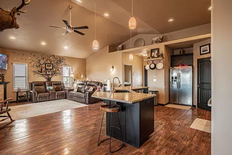 Kitchen - 1050 Azure Way, Eagle Point, OR 97524 photo 4 of 6