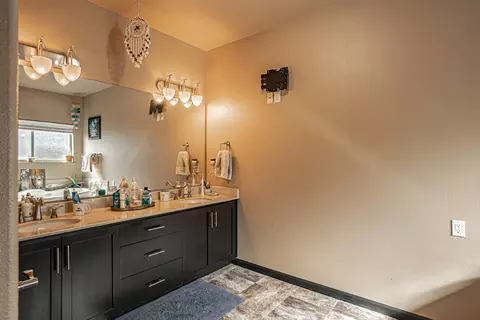 Bath - 1050 Azure Way, Eagle Point, OR 97524 photo 3 of 4