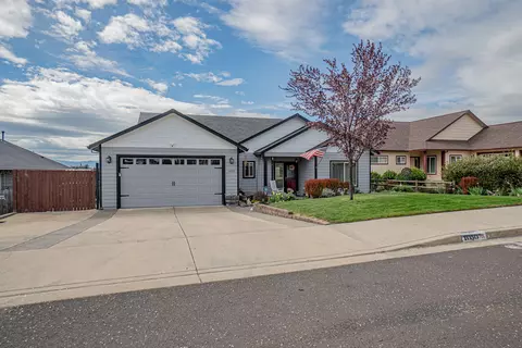 Exterior - 1050 Azure Way, Eagle Point, OR 97524 photo 4 of 8