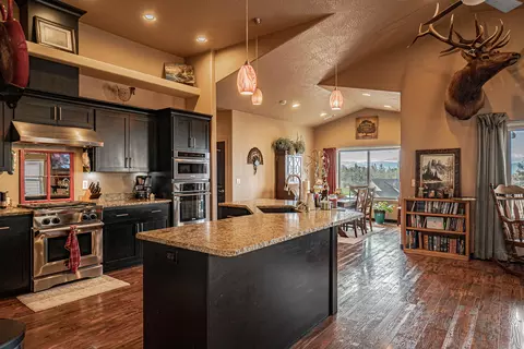 Kitchen - 1050 Azure Way, Eagle Point, OR 97524 photo 2 of 6