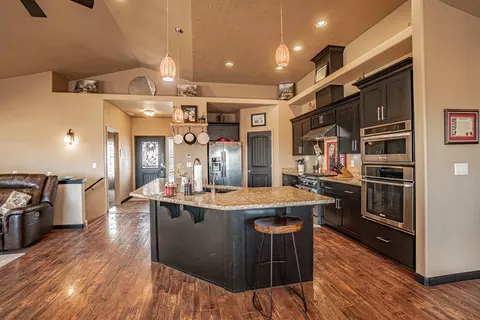 Kitchen - 1050 Azure Way, Eagle Point, OR 97524 photo 6 of 6