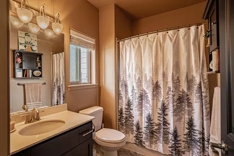 Bath - 1050 Azure Way, Eagle Point, OR 97524 photo 2 of 4