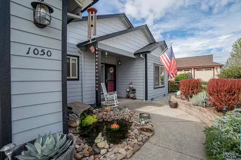Exterior - 1050 Azure Way, Eagle Point, OR 97524 photo 2 of 8