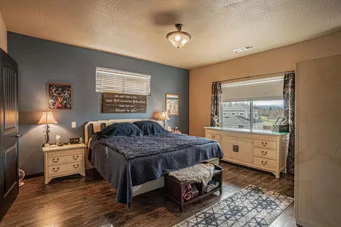 Bedroom - 1050 Azure Way, Eagle Point, OR 97524 photo 4 of 4