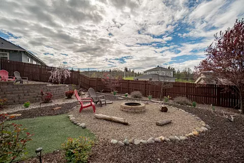 Exterior - 1050 Azure Way, Eagle Point, OR 97524 photo 7 of 8