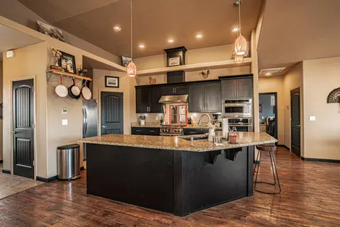 Kitchen - 1050 Azure Way, Eagle Point, OR 97524 photo 3 of 6