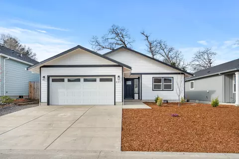 221 Christopher Way, Talent, OR 97540