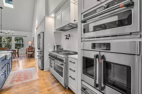 Kitchen - 61727 Tam Mcarthur Loop, Bend, OR 97702 photo 7 of 10