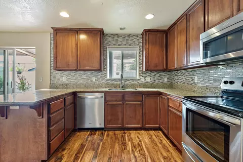 Kitchen - 450 Freeman Rd, Central Point, OR 97502 photo 2 of 2