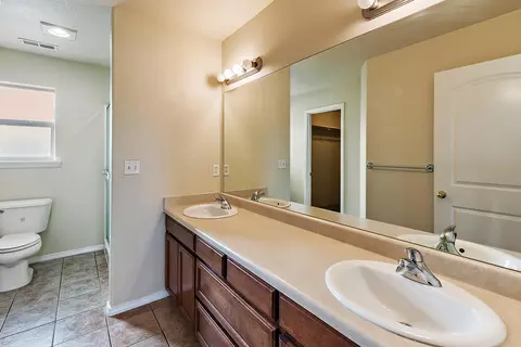 Bath - 450 Freeman Rd, Central Point, OR 97502 photo 1 of 2
