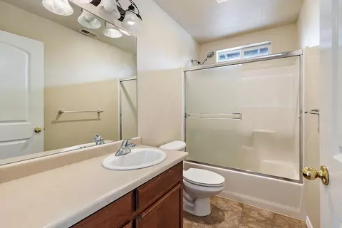 Bath - 450 Freeman Rd, Central Point, OR 97502 photo 2 of 2