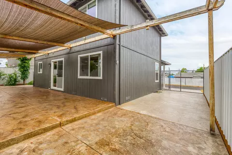 Exterior - 450 Freeman Rd, Central Point, OR 97502 photo 3 of 3