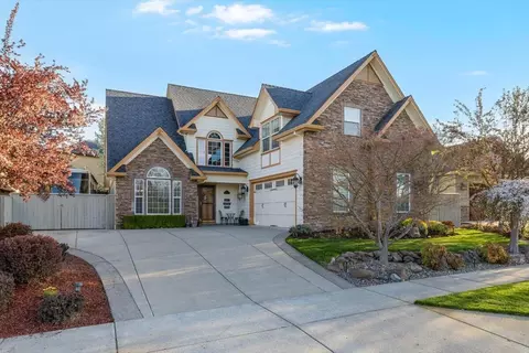 3773 Creek View Dr, Medford, OR 97504
