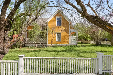 220 8th St, Jacksonville, OR 97530