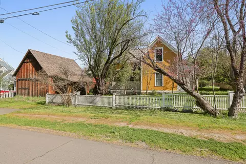 220 8th St, Jacksonville, OR 97530