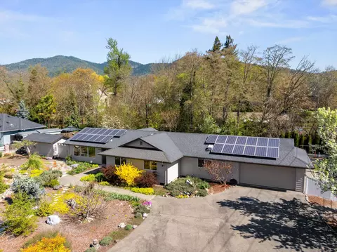 620 NW Morgan Ln, Grants Pass, OR 97526