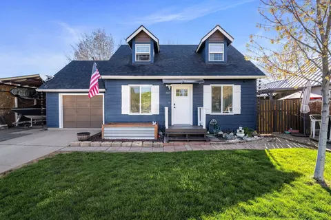 1037 Vista Dr, Grants Pass, OR 97527