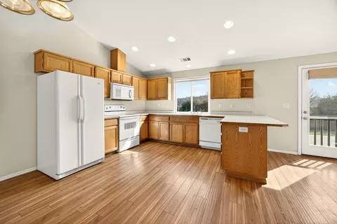 Kitchen - 426 Westminster Dr, Eagle Point, OR 97524 photo 1 of 2