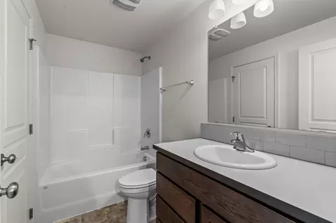 Bath - 858 N Trinity Way, Sisters, OR 97759 photo 1 of 1