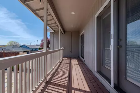Exterior - 584 Barton Rd, Eagle Point, OR 97524 photo 5 of 6