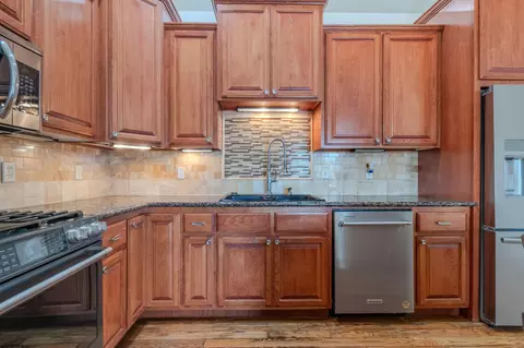 Kitchen - 584 Barton Rd, Eagle Point, OR 97524 photo 1 of 2