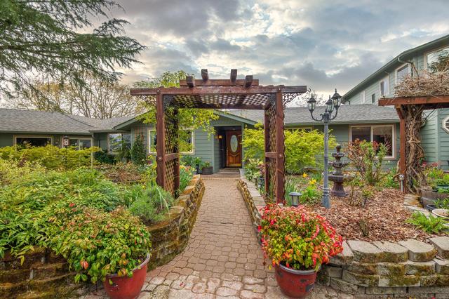 1360 Jaynes Dr, Grants Pass, OR 97527