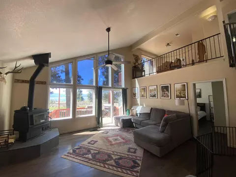 Living - 34626 Wrightwood Pl, Chiloquin, OR 97624 photo 2 of 4