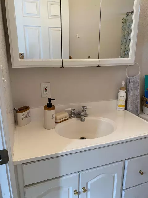 Bath - 34626 Wrightwood Pl, Chiloquin, OR 97624 photo 4 of 5