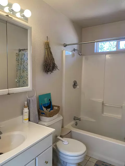 Bath - 34626 Wrightwood Pl, Chiloquin, OR 97624 photo 3 of 5
