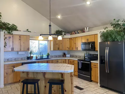 Kitchen - 34626 Wrightwood Pl, Chiloquin, OR 97624 photo 2 of 2