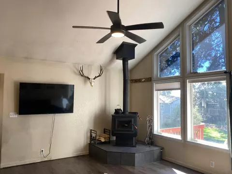Living - 34626 Wrightwood Pl, Chiloquin, OR 97624 photo 4 of 4