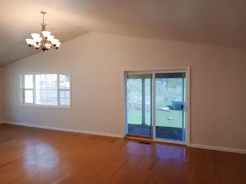 Living - 1360 W Linn Rd, Eagle Point, OR 97524 photo 4 of 5