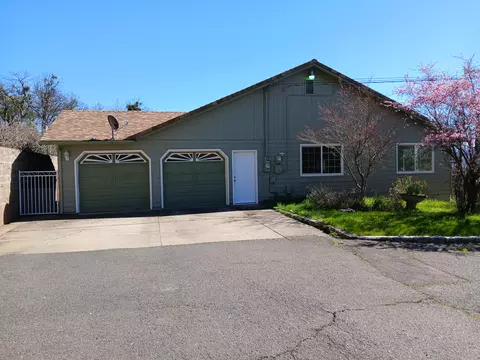 Exterior - 1360 W Linn Rd, Eagle Point, OR 97524 photo 5 of 9