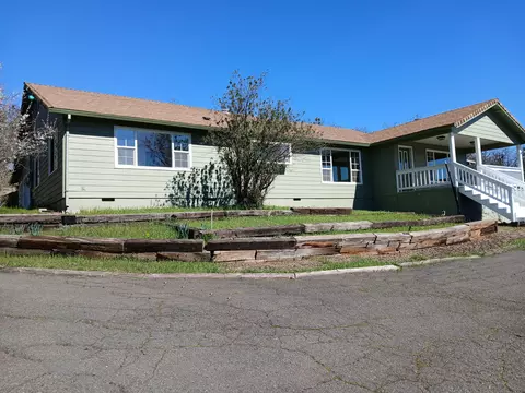 Exterior - 1360 W Linn Rd, Eagle Point, OR 97524 photo 2 of 9
