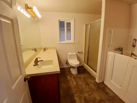 Bath - 1360 W Linn Rd, Eagle Point, OR 97524 photo 1 of 2