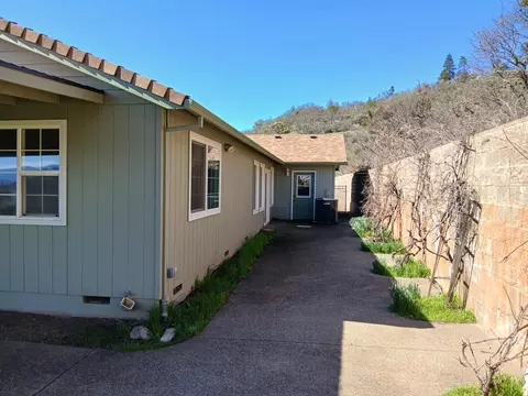 Exterior - 1360 W Linn Rd, Eagle Point, OR 97524 photo 4 of 9