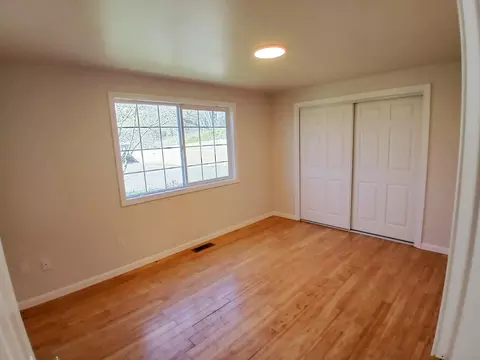 Bedroom - 1360 W Linn Rd, Eagle Point, OR 97524 photo 4 of 4