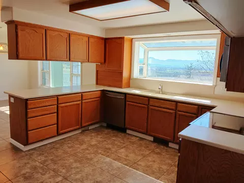 Kitchen - 1360 W Linn Rd, Eagle Point, OR 97524 photo 3 of 4
